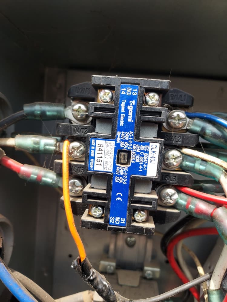 High-voltage AC contactor installation